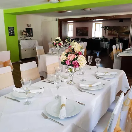 Vita Gasthof אורחן 2*